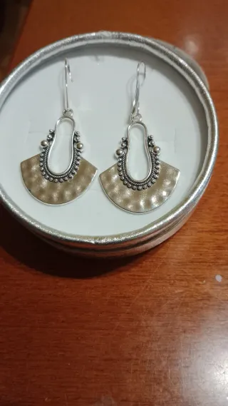 Pendientes étnicos plateados