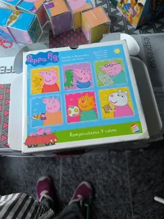 Puzzle Peppa Pig. Hay 9 cubos nuevos. La caja está