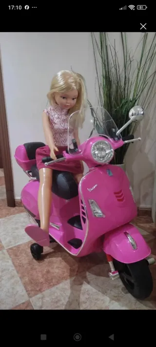 Moto rosa con muñeca Rosaura