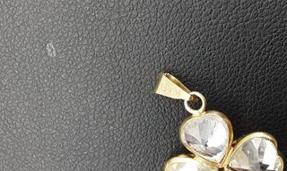 colgante oro 18k con piedra con circonita