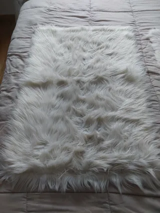 Alfombra de pelo beige y blanco
