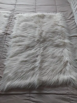 Alfombra de pelo beige y blanco