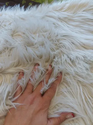 Alfombra de pelo beige y blanco