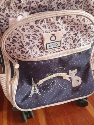Mochila con ruedas y diseño infantil