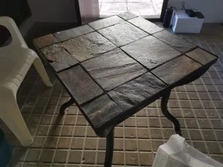 Mesa auxiliar piedra y metal