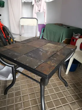 Mesa auxiliar piedra y metal