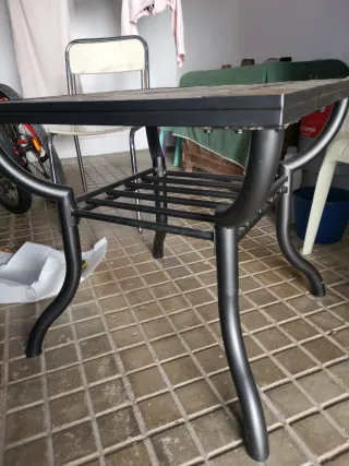 Mesa auxiliar piedra y metal