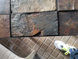 Mesa auxiliar piedra y metal