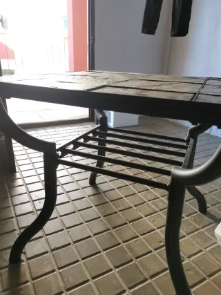 Mesa auxiliar piedra y metal