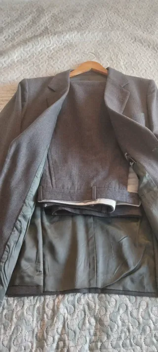 Traje de caballero gris