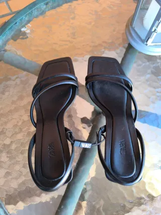 Sandalias Zara Piel Talla 37 Negras nuevas.