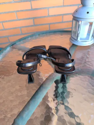 Sandalias Zara Piel Talla 37 Negras nuevas.