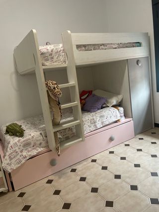 Literas blancas y rosas con cajones