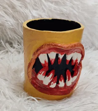 Portalápices payaso con cadena y espada