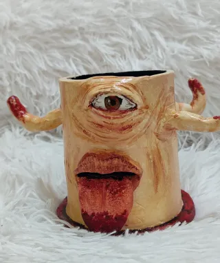 Portalápices payaso con cadena y espada