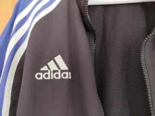 Chaqueta Adidas Negra y Azul.