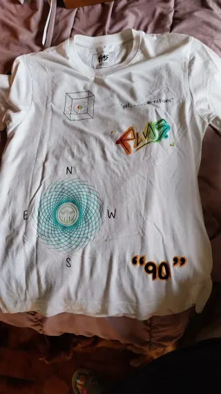 Camiseta Polinesia multicolor y blanca