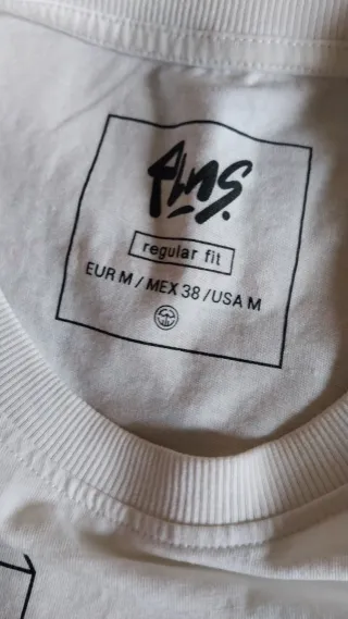 Camiseta Polinesia multicolor y blanca