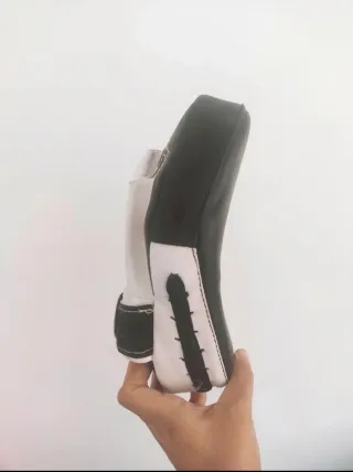 Guantes de boxeo blancos y negros