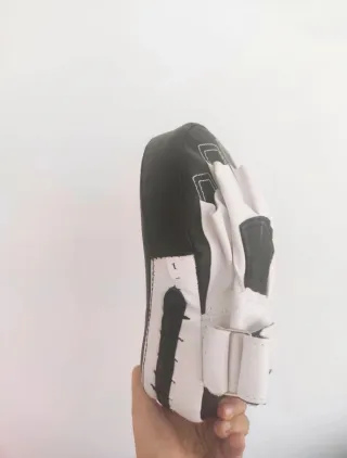 Guantes de boxeo blancos y negros