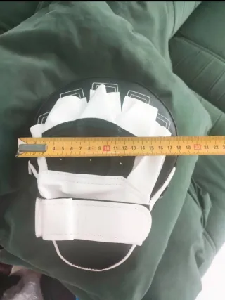 Guantes de boxeo blancos y negros