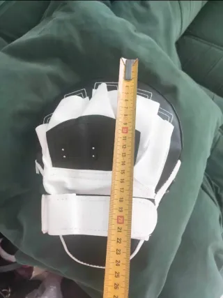 Guantes de boxeo blancos y negros