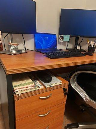 Escritorio de madera tipo oficina con cajoneras.