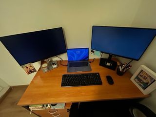 Escritorio de madera tipo oficina con cajoneras.