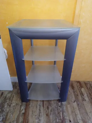 Mesa auxiliar cristal y metal la cara es madera