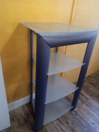 Mesa auxiliar cristal y metal la cara es madera