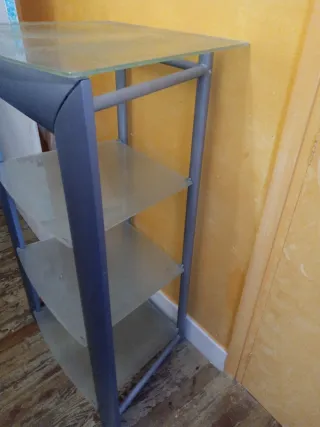 Mesa auxiliar cristal y metal la cara es madera