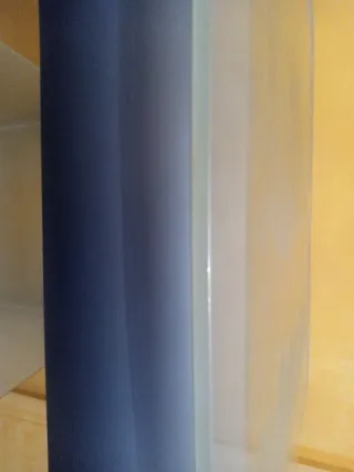 Mesa auxiliar cristal y metal la cara es madera