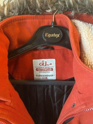 Chaqueta roja con capucha y borrego