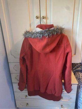 Chaqueta roja con capucha y borrego