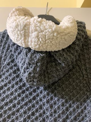 Gilet grigio a maglia con cappuccio in pile sherpa