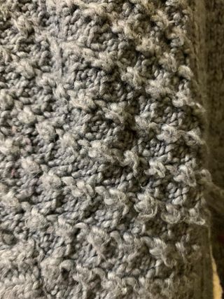 Gilet grigio a maglia con cappuccio in pile sherpa