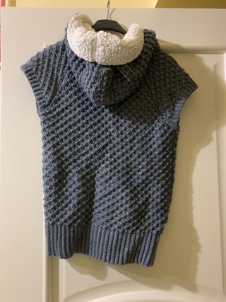 Gilet grigio a maglia con cappuccio in pile sherpa