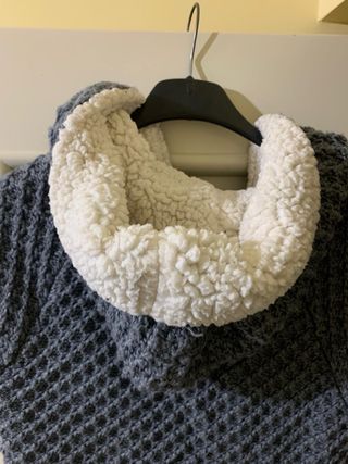 Gilet grigio a maglia con cappuccio in pile sherpa