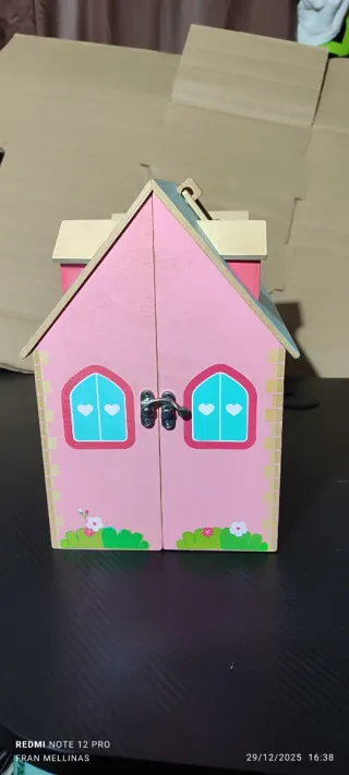Casa de muñecas de madera