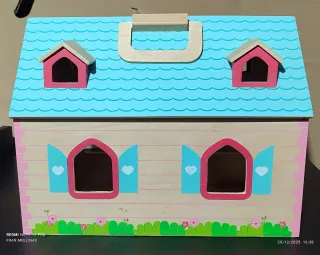 Casa de muñecas de madera