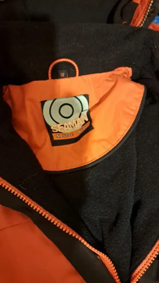 Chaquetas Náuticas marca Seaman rojas.