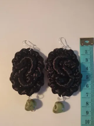 Pendientes hechos a mano con calaveras