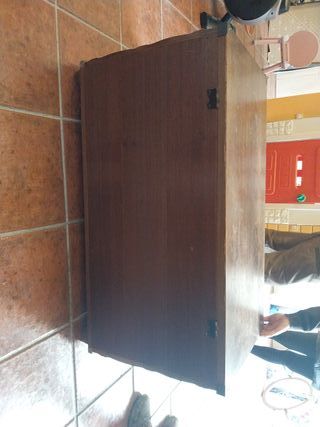 Baúl de madera con detalles metálicos