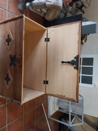 Baúl de madera con detalles metálicos