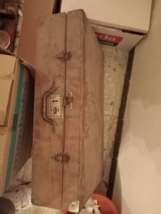 Tres maletas antiguas de tela y madera