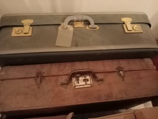 Tres maletas antiguas de tela y madera