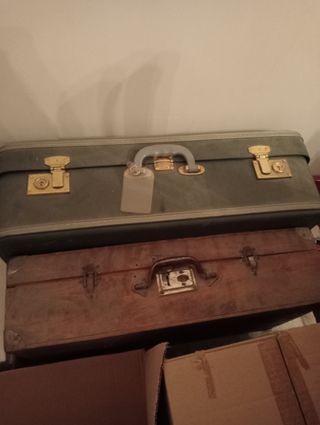 Tres maletas antiguas de tela y madera