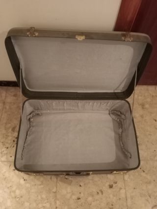 Tres maletas antiguas de tela y madera