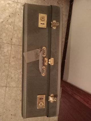 Tres maletas antiguas de tela y madera