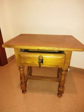 Mesa auxiliar antigua de madera